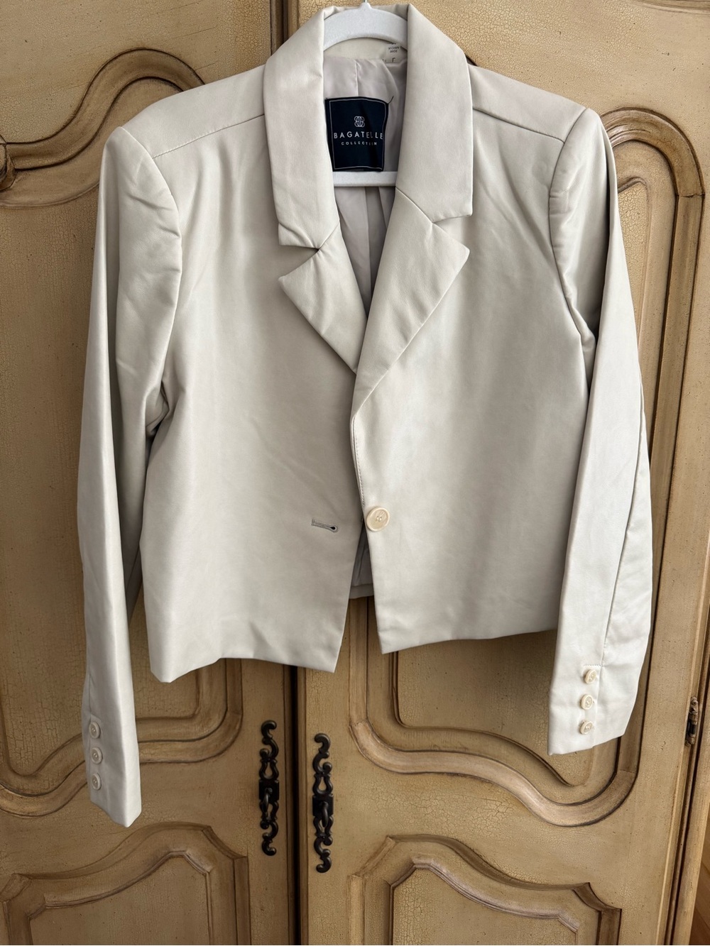 Bagatelle Light Cream Leather Cropped Single-Button Blazer
